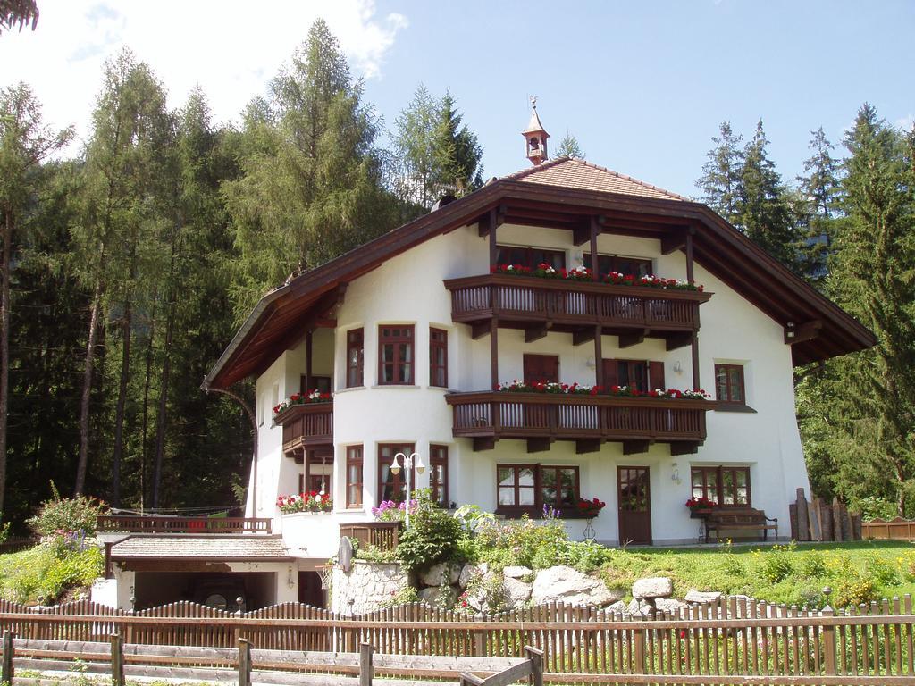 Im Weissen Schloessl Friedemann Apartment Rasun di Sotto Room photo